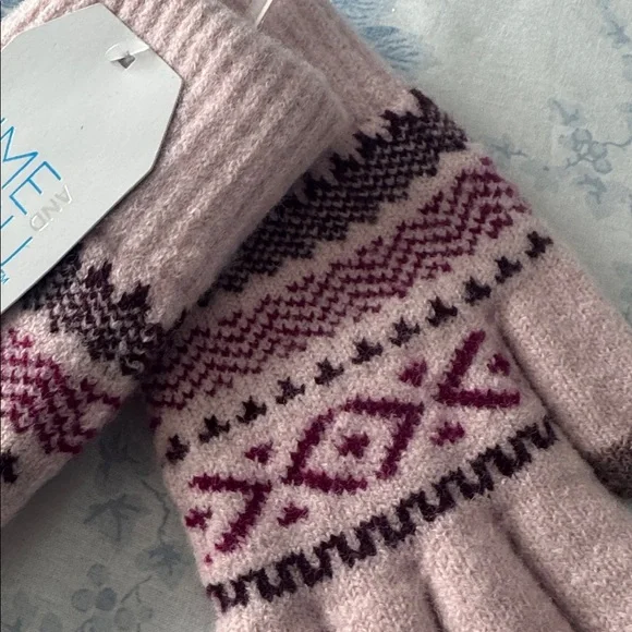Time and Tru Pink and Cranberry Patterned Gloves. New with tags. - Picture 2 of 4